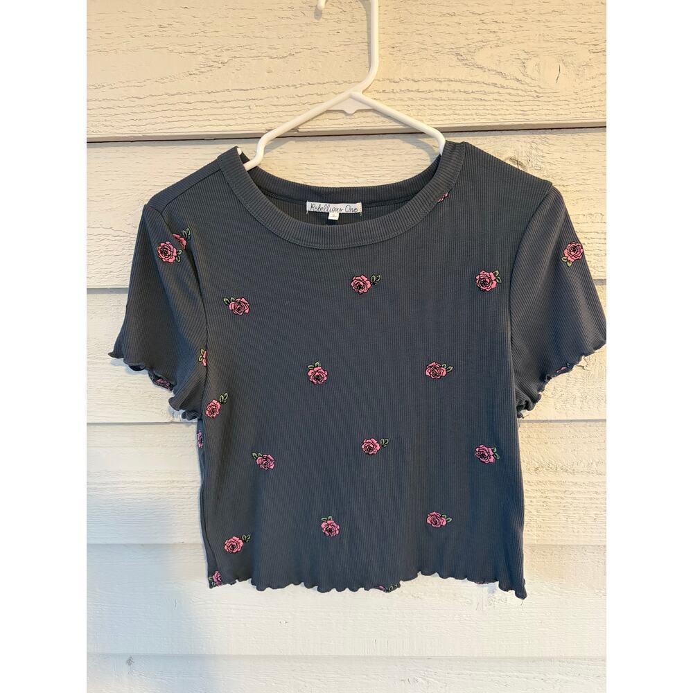 Rebellious One Gray Ribbed Rose Embroidered Crop Top Y2K Baby Tee Size Medium - Picture 2 of 10